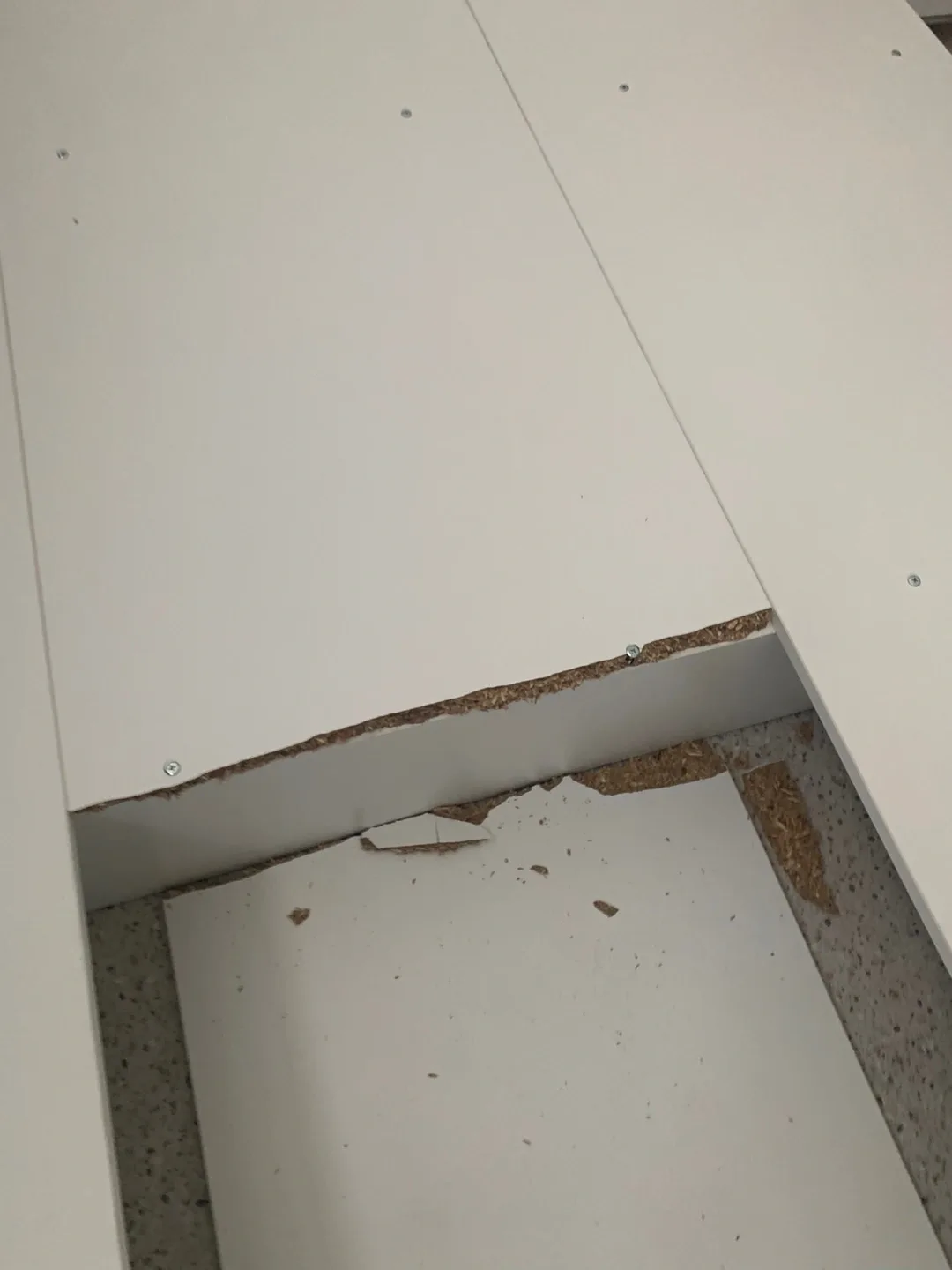 수납침대 상판 모서리 마감재가 파손된 수리 전 모습