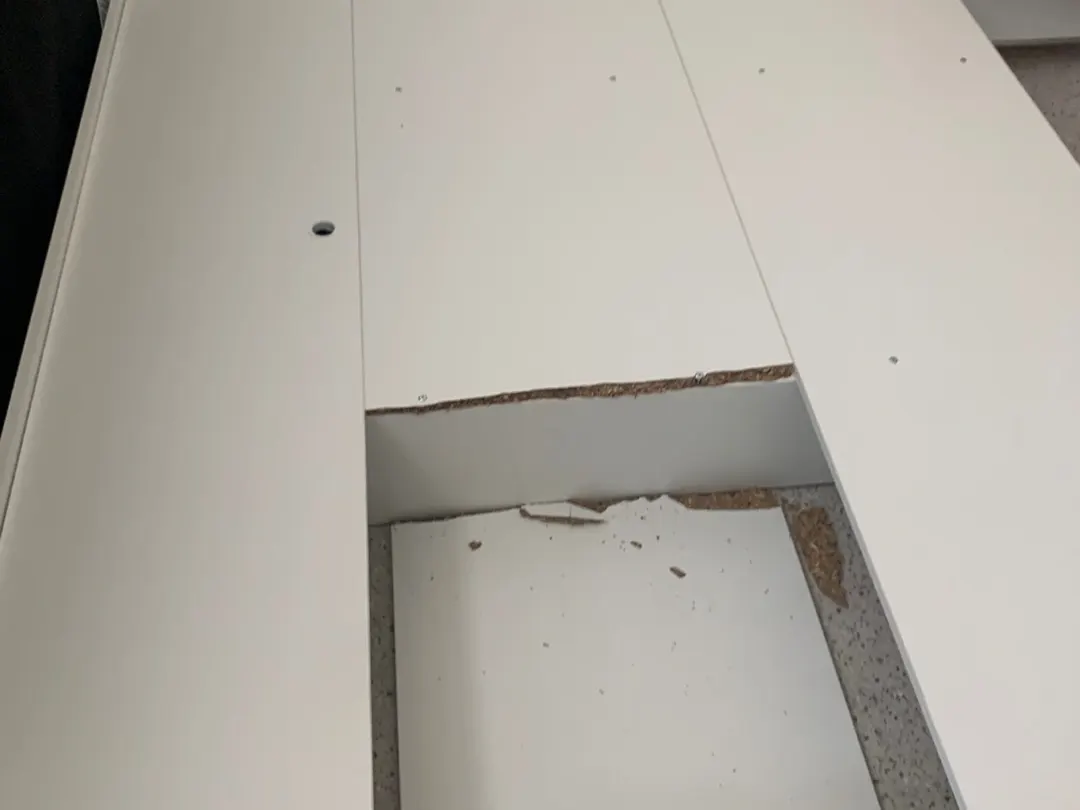 침대 지지패널 모서리가 뜯어져 파편이 남은 수리 전 모습