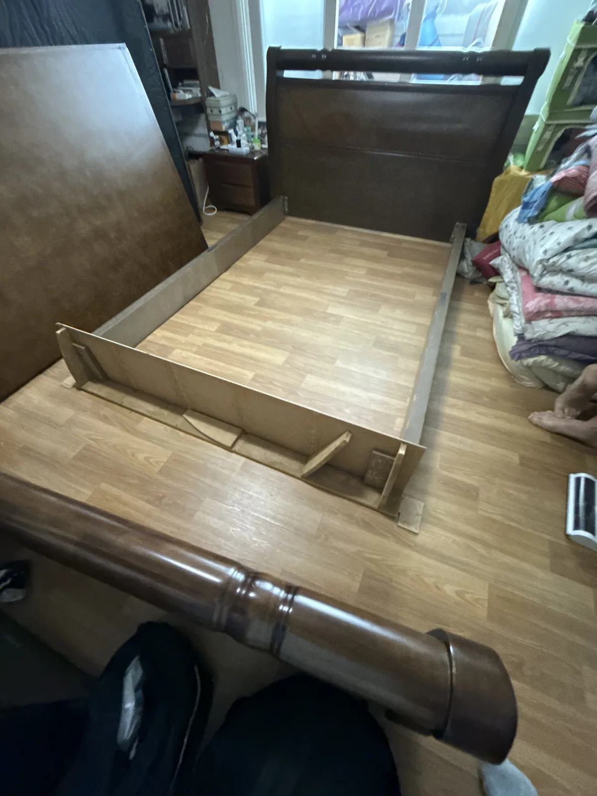 침대 프레임 금속 지지 구조물이 분리된 수리 전 모습