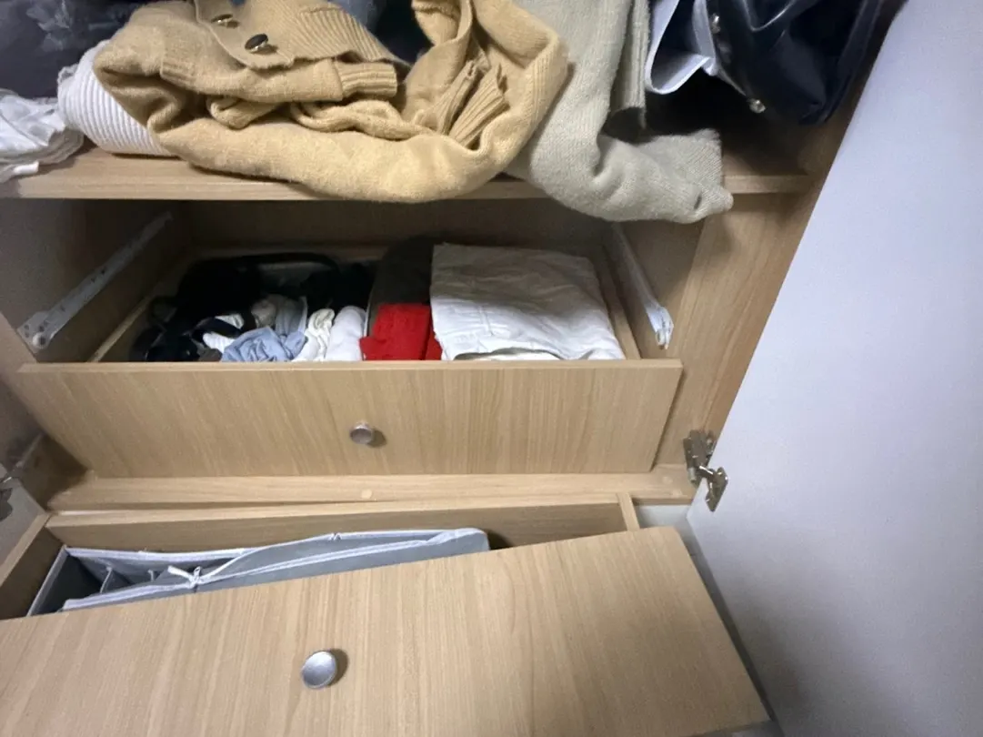 붙박이장 하단 서랍 레일이 빠져 한쪽으로 기울어진 수리 전 모습
