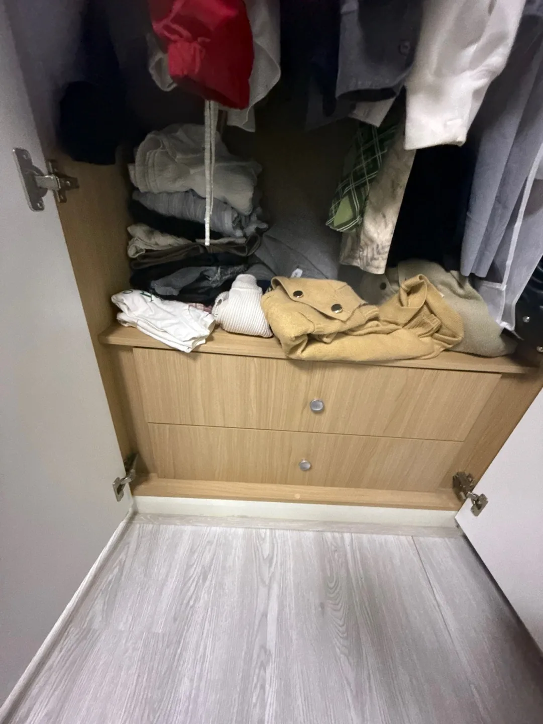 같은 서랍을 레일에 맞춰 고정한 수리 후 모습