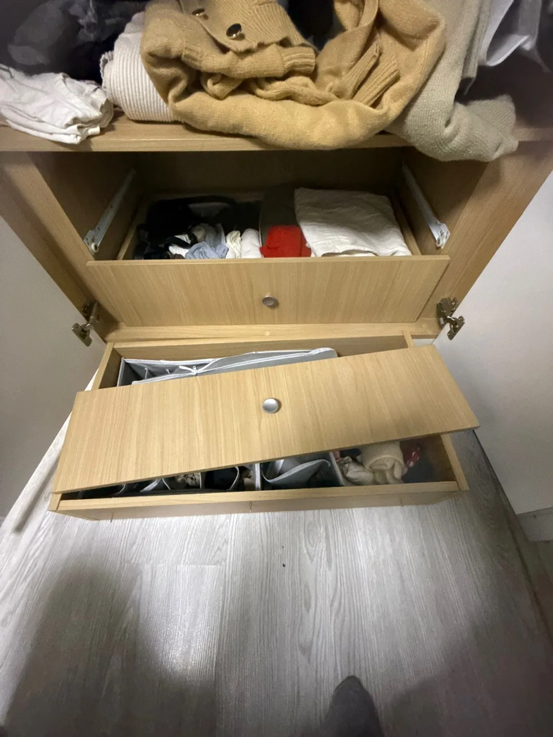 붙박이장 서랍이 레일에서 빠져 기울어진 수리 전 모습